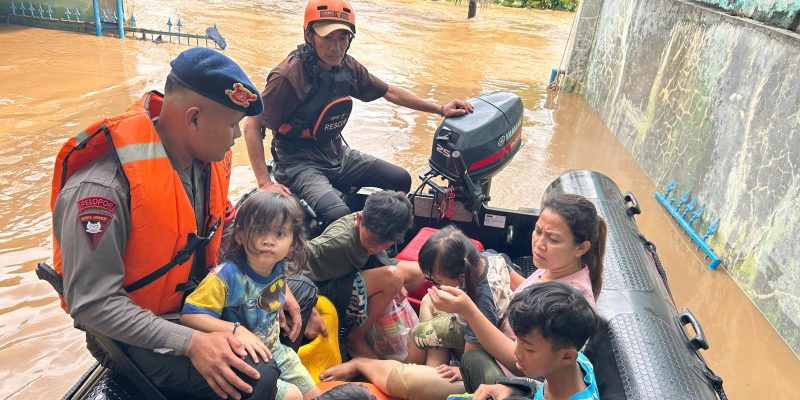 Tim SAR Korbrimob Polri Gerak Cepat Evakuasi Korban Banjir di Jakarta Timur