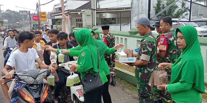 Koramil 05/Reban dan Persit KCK Ranting 06 Bagikan Takjil Untuk Warga di Bulan Ramadan 1446 H
