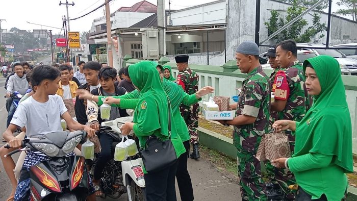 Koramil 05/Reban dan Persit KCK Ranting 06 Bagikan Takjil Untuk Warga di Bulan Ramadan 1446 H