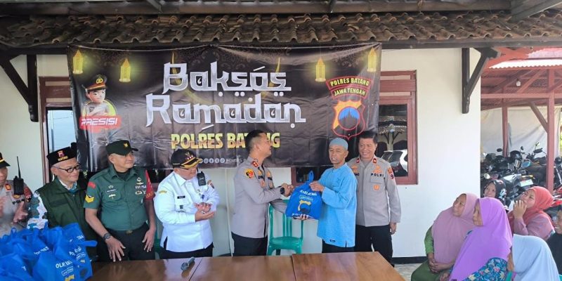 Baksos Ramadan, Polres Batang Bagi Sembako ke Warga