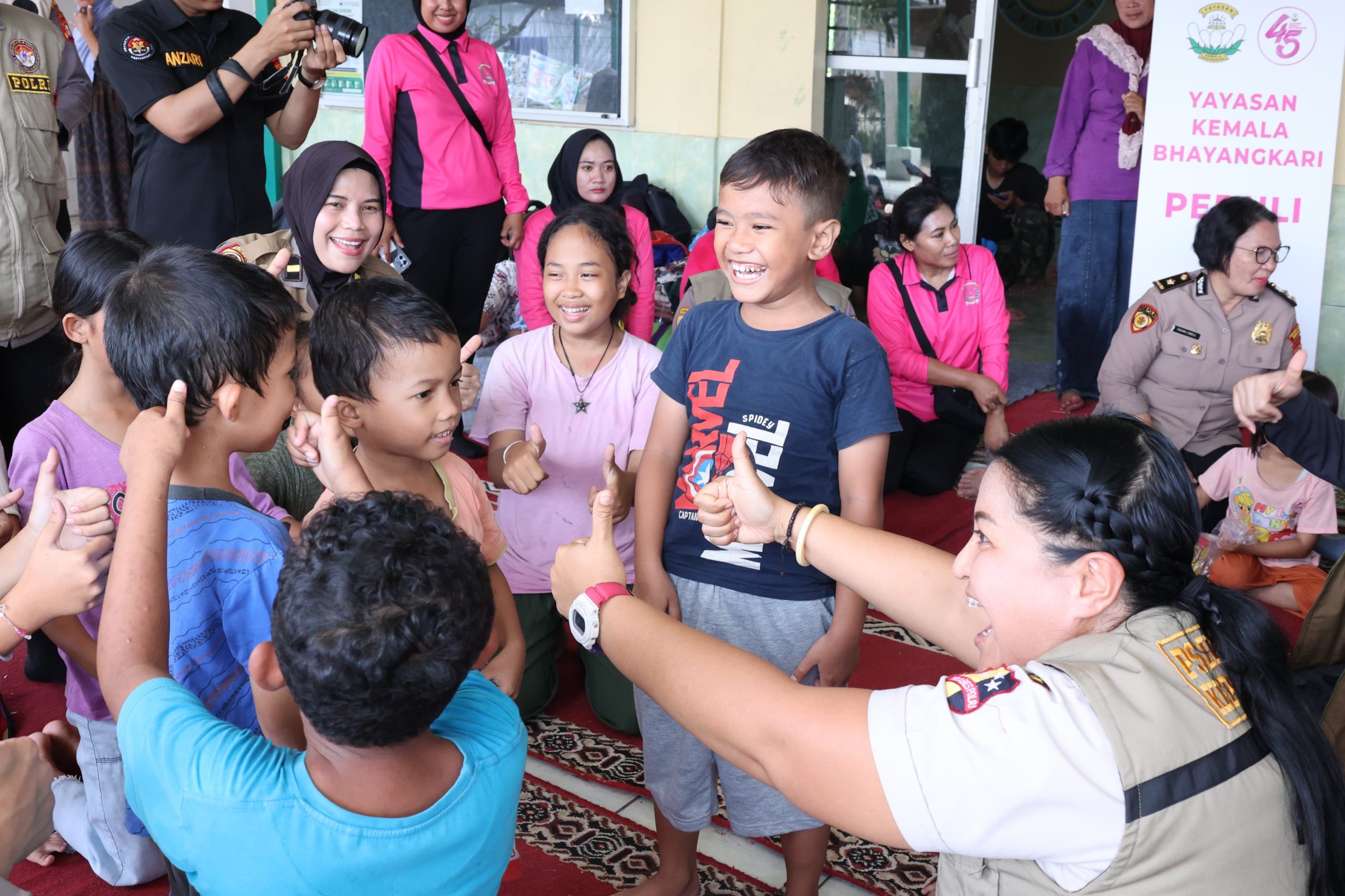 SSDM Polri Gelar Trauma Healing untuk Korban Banjir di Tambun Utara