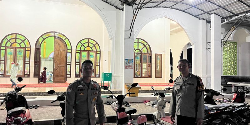 Polsek Bukit Batu Kawal Kelancaran Ibadah Tarawih di Masjid Al-Amin