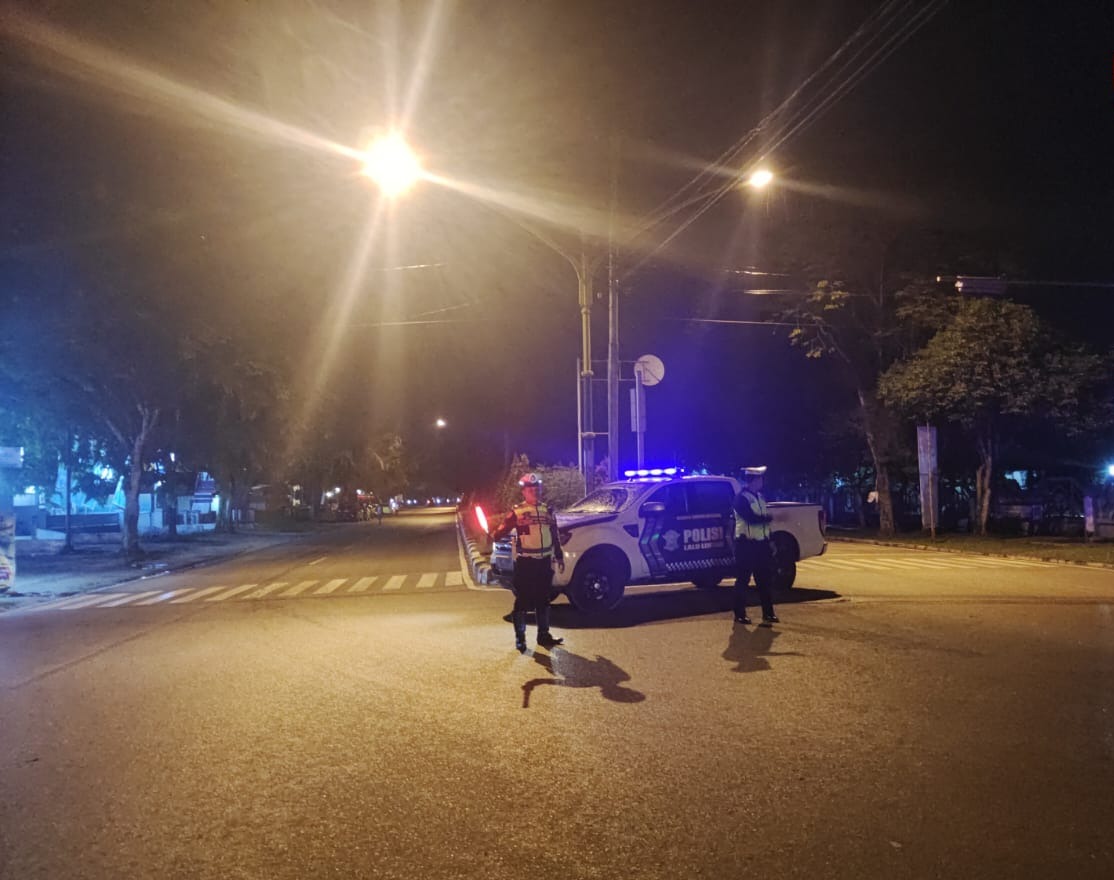 Personel Satlantas Polresta Palangka Raya Pantau Arus Lalu Lintas untuk Kelancaran Jalan