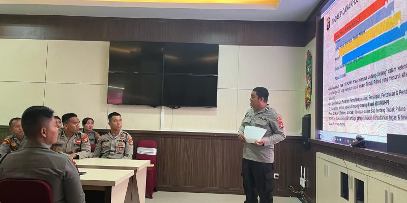 Kasi Hukum Polresta Palangka Raya Sosialisasikan KUHP Baru bagi Bintara Remaja