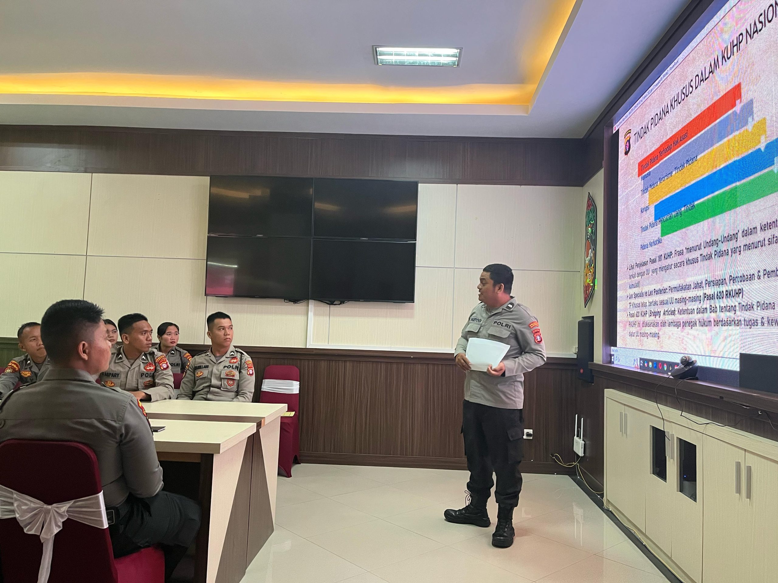 Kasi Hukum Polresta Palangka Raya Sosialisasikan KUHP Baru bagi Bintara Remaja