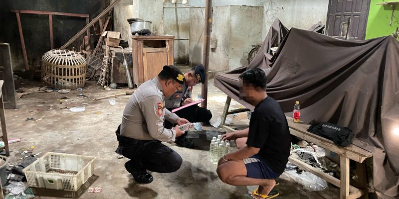 Ciptakan Kamtibmas yang Kondusif di Bulan Ramadhan, Puluhan Botol Ciu Diamankan Polisi