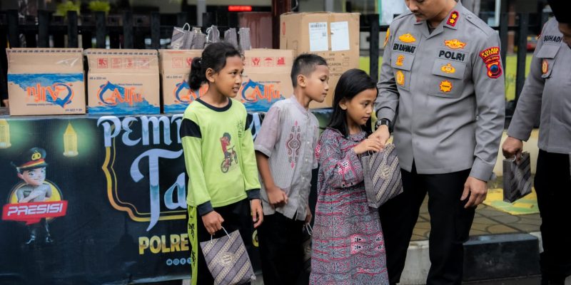Ramadan Berkah, Polres Batang Bagikan Takjil