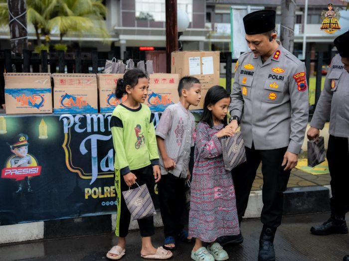 Ramadan Berkah, Polres Batang Bagikan Takjil
