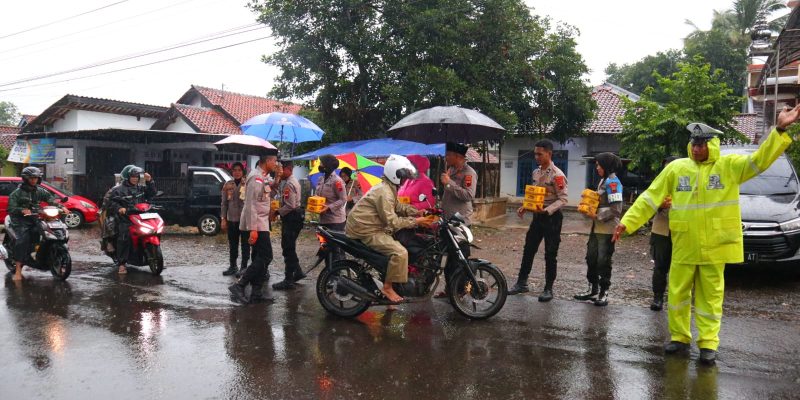 Diguyur Hujan, Kapolres dan Ketua Bhayangkari Cabang Pekalongan Bagikan Ratusan Paket Takjil Untuk Warga