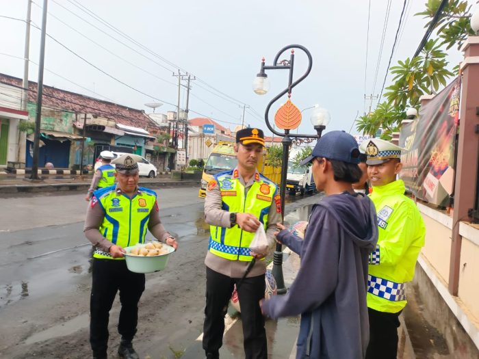 Bukan Razia, Polisi Berseragam di Pantura Batang Ternyata Bagikan Takjil