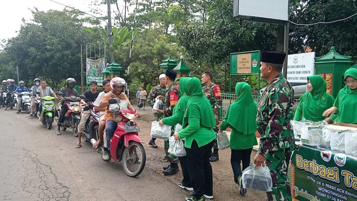Koramil 08/Wonotunggal Bagi Bagi Nasi Kotak Untuk Buka Puasa