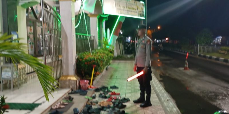 Polresta Palangka Raya Hadir Jaga Kamtibmas dan Kamseltibcar Lalu Lintas saat Salat Tarawih