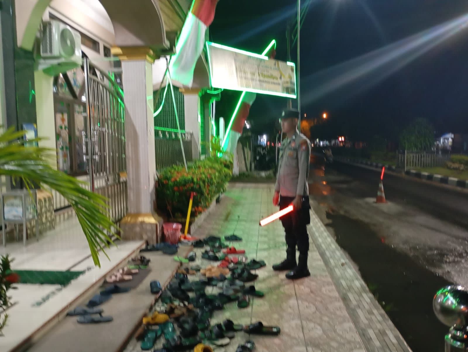 Polresta Palangka Raya Hadir Jaga Kamtibmas dan Kamseltibcar Lalu Lintas saat Salat Tarawih
