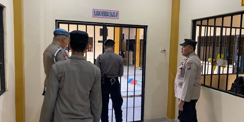 Bersama Anggota Piket, Sattahti Cek Tahanan di Rutan Mapolresta Palangka Raya