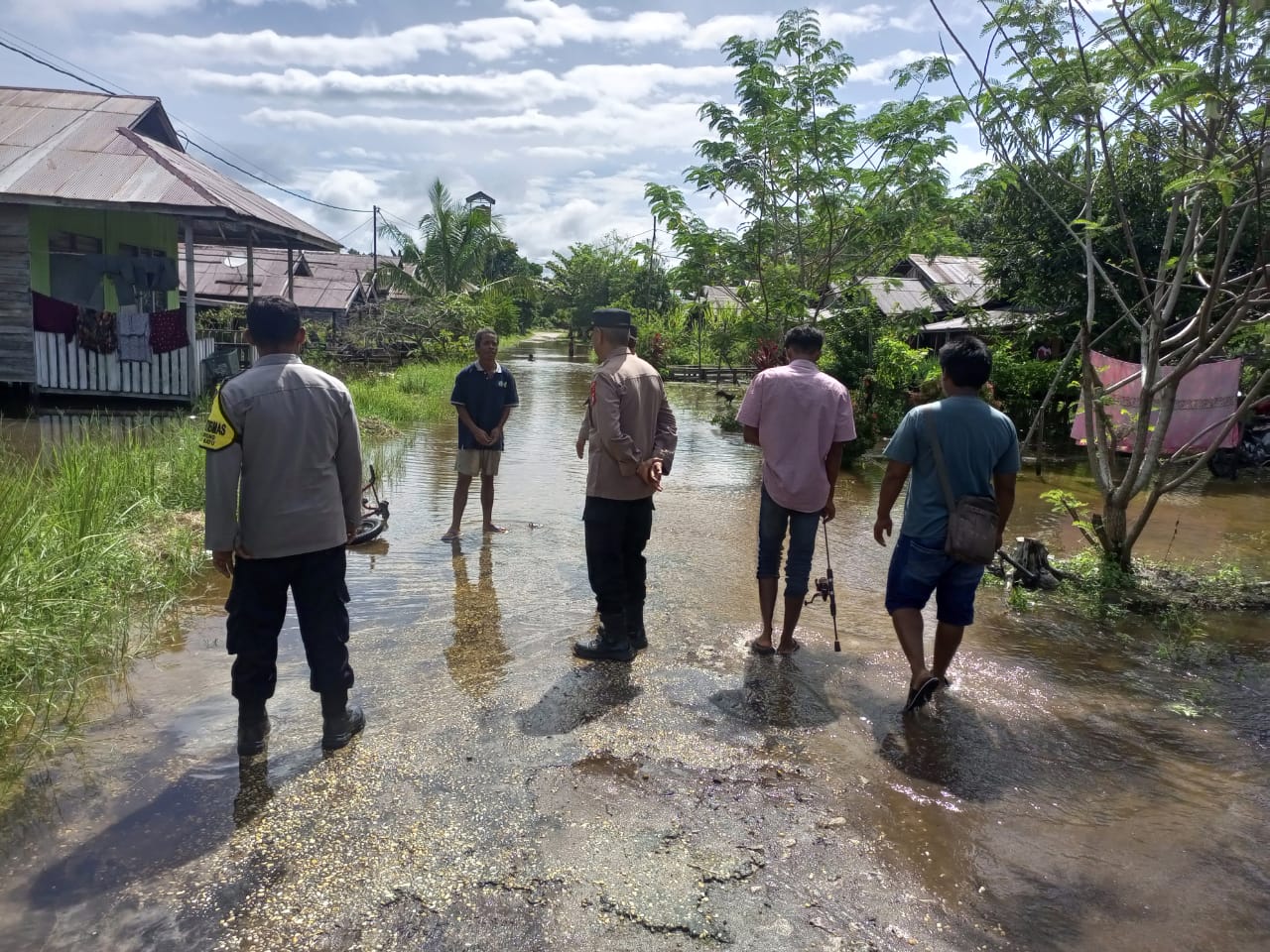 Di Tumbang Tahai, Polsek Bukit Batu Imbau Warga Waspada Genangan Air
