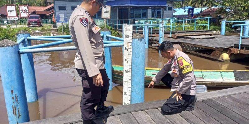 Polsek Bukit Batu Pantau Debit Air di Dermaga Pangkalima Jaya untuk Antisipasi Banjir