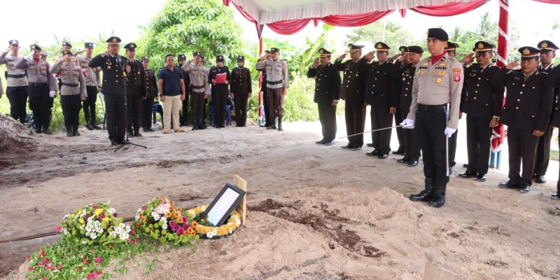 Sebagai Bentuk Penghormatan, Polresta Palangka Raya Bantu Prosesi Pemakaman Kasiwas Polres Murung Raya