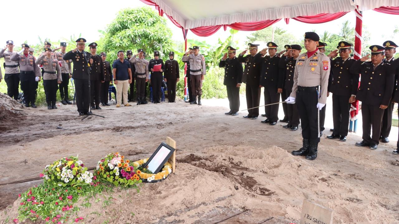 Sebagai Bentuk Penghormatan, Polresta Palangka Raya Bantu Prosesi Pemakaman Kasiwas Polres Murung Raya