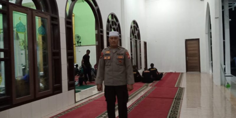 Di Masjid Al-Amin, Kanitbinmas Polsek Bukit Batu Pimpin Langsung Pengamanan