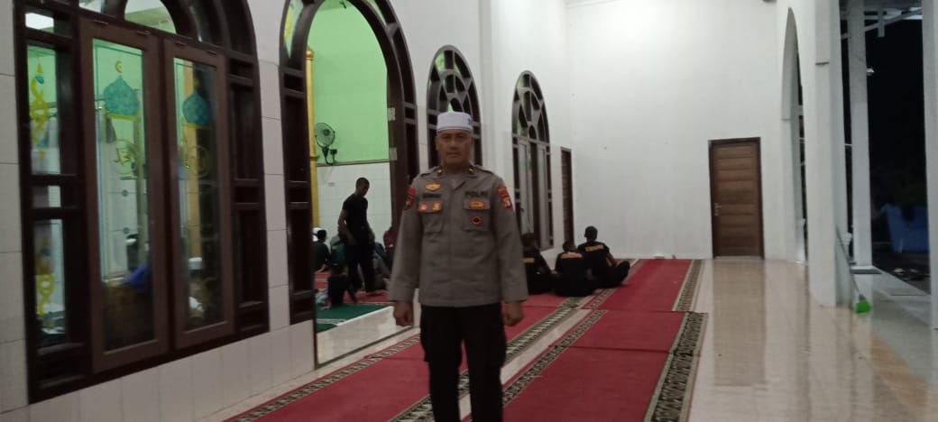 Di Masjid Al-Amin, Kanitbinmas Polsek Bukit Batu Pimpin Langsung Pengamanan