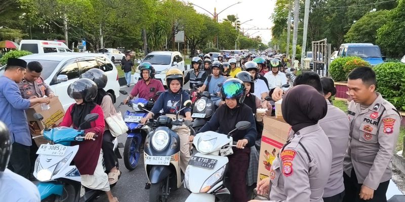 Satlantas Polresta Palangka Raya Kawal Kelancaran Lalin Saat Pembagian Takjil di Pos Bundaran Besar