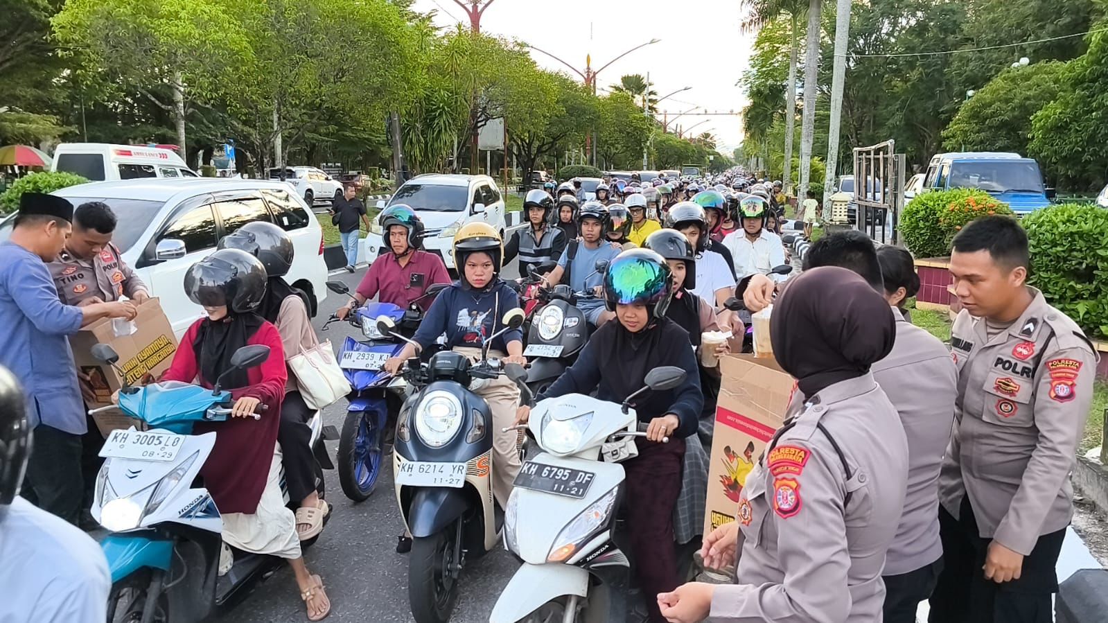 Pembagian Takjil Polresta Palangka Raya di Bundaran Besar Diserbu Masyarakat