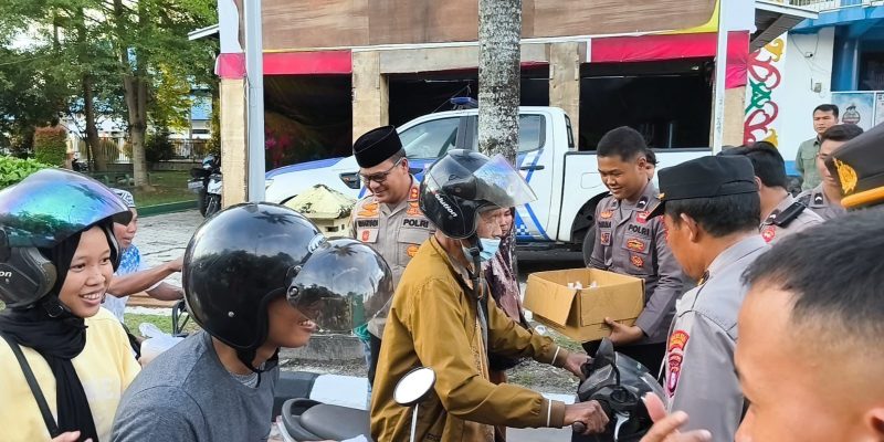 Pembagian Takjil Polresta Palangka Raya di Bundaran Besar Diserbu Masyarakat