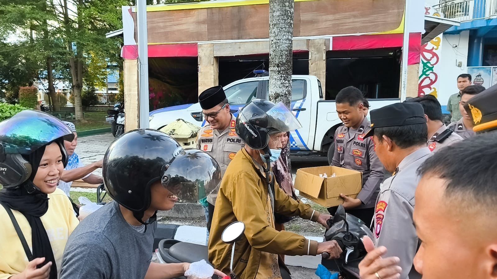 Pembagian Takjil Polresta Palangka Raya di Bundaran Besar Diserbu Masyarakat