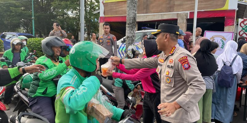 Ditbinmas Polda Kalteng Berbagi Keberkahan Melalui Pembagian Takjil ke Masyarakat