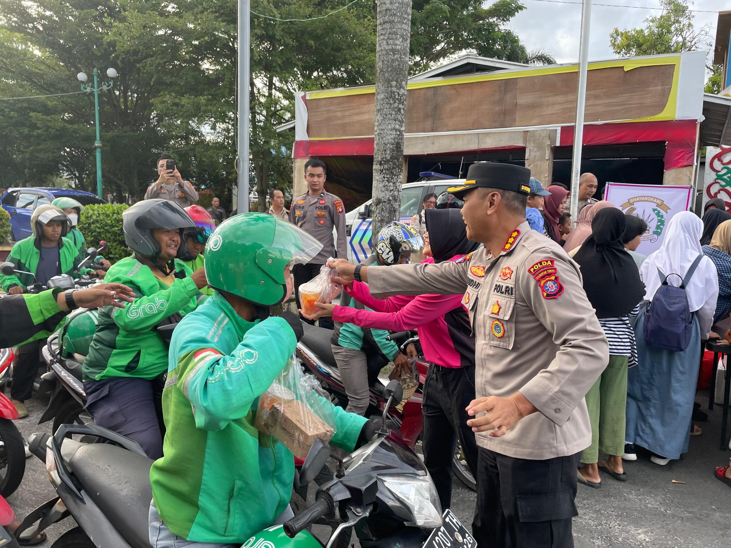 Ditbinmas Polda Kalteng Berbagi Keberkahan Melalui Pembagian Takjil ke Masyarakat