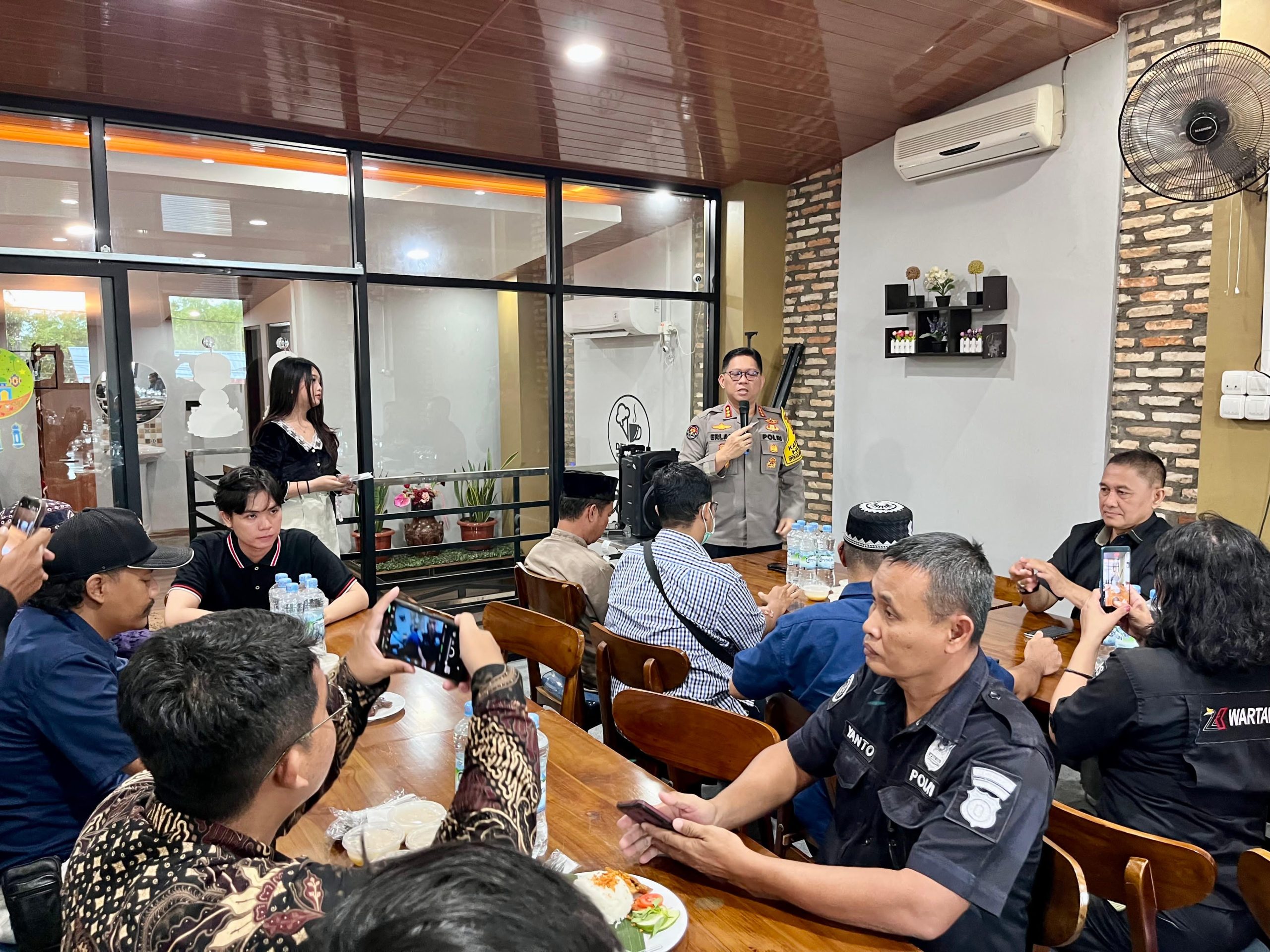 Perkuat Kemitraan, Kabidhumas Polda Kalteng Gelar Silaturahmi Sekaligus Buka Bersama Insan Pers