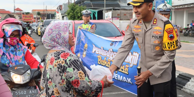 Polres Demak Laksanakan Patroli Ngabuburit Sambil Bagikan Takjil