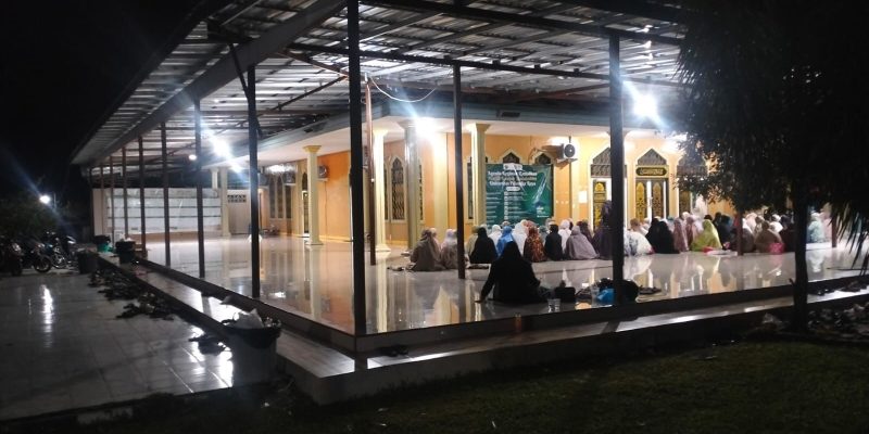 Personel Polresta Palangka Raya Jamin Keamanan Sholat Isya dan Tarawih ke Masjid Shalahuddin