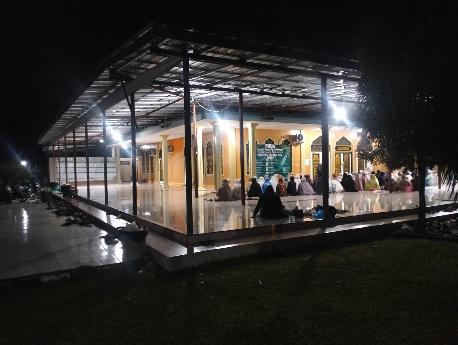 Personel Polresta Palangka Raya Jamin Keamanan Sholat Isya dan Tarawih ke Masjid Shalahuddin