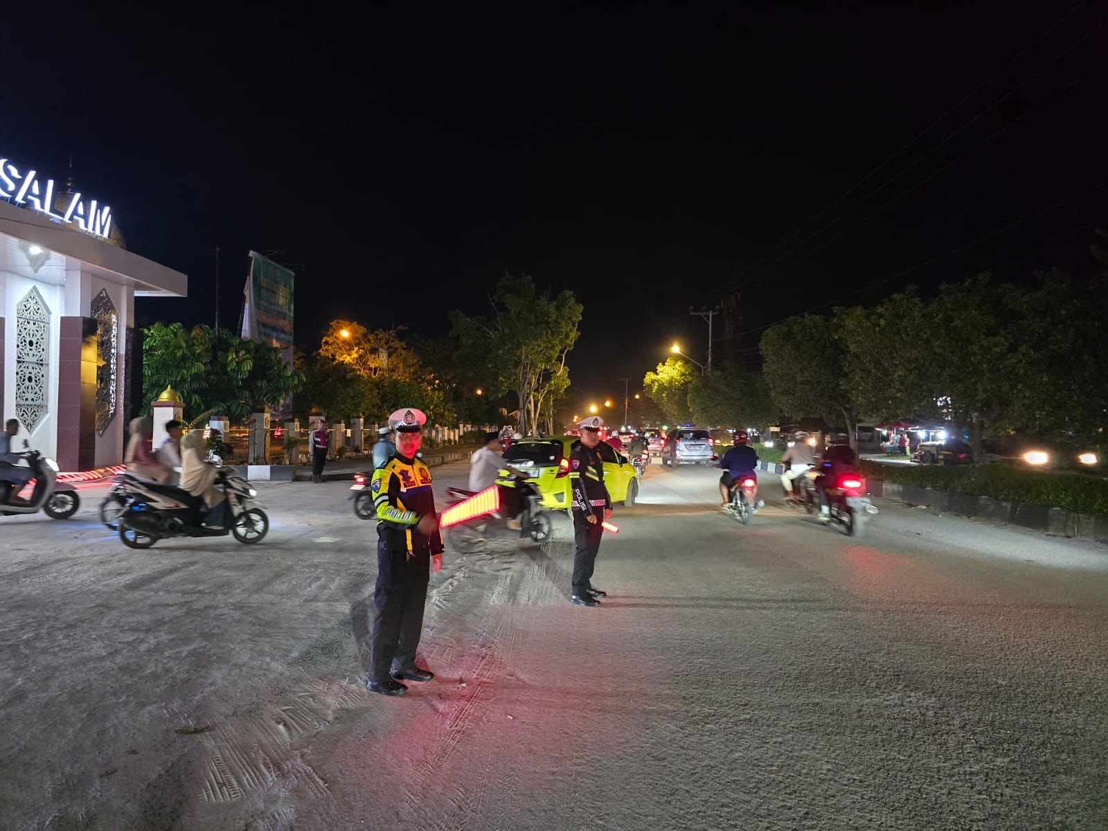 Polresta Palangka Raya Amankan Ibadah Tarawih ke Masjid Raya Darussalam