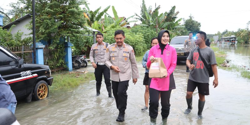 Terjang Banjir, Kapolres Grobogan Bagikan Takjil dan Nasi Kotak