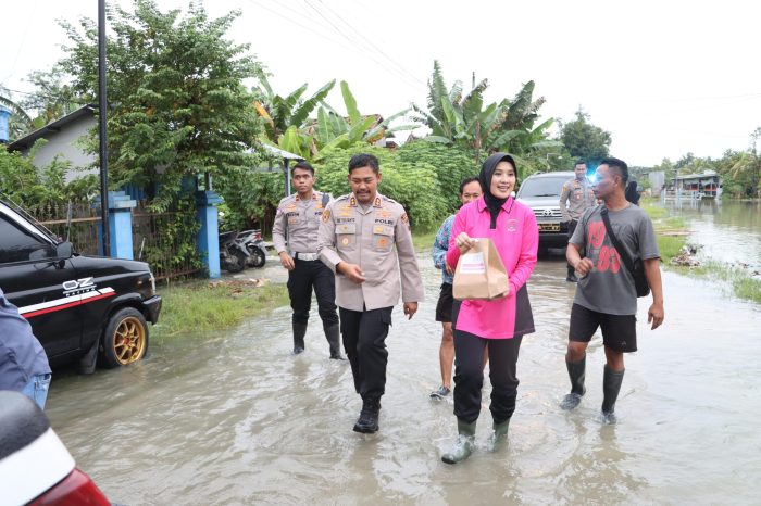 Terjang Banjir, Kapolres Grobogan Bagikan Takjil dan Nasi Kotak