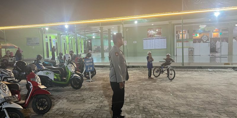 Jaga Keamanan Sholat Isya dan Tarawih, Polresta Palangka Raya Laksanakan Pengamanan di Masjid Aqidah