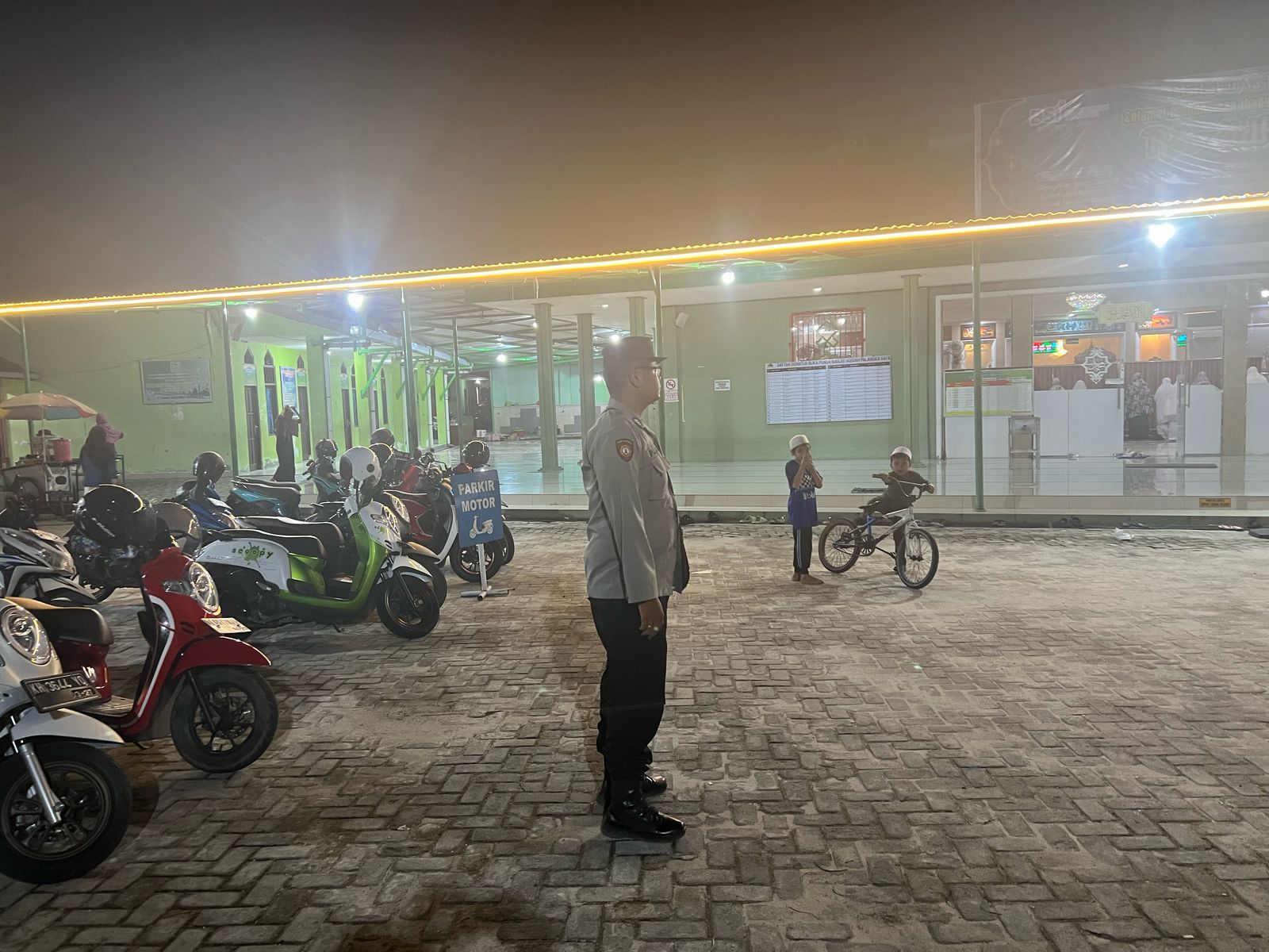 Jaga Keamanan Sholat Isya dan Tarawih, Polresta Palangka Raya Laksanakan Pengamanan di Masjid Aqidah