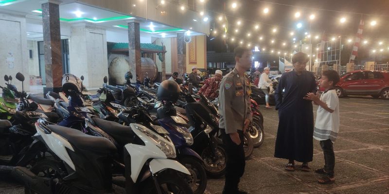 Polresta Palangka Raya Jaga Keamanan Ibadah Tarawih Masjid Nurul Islam