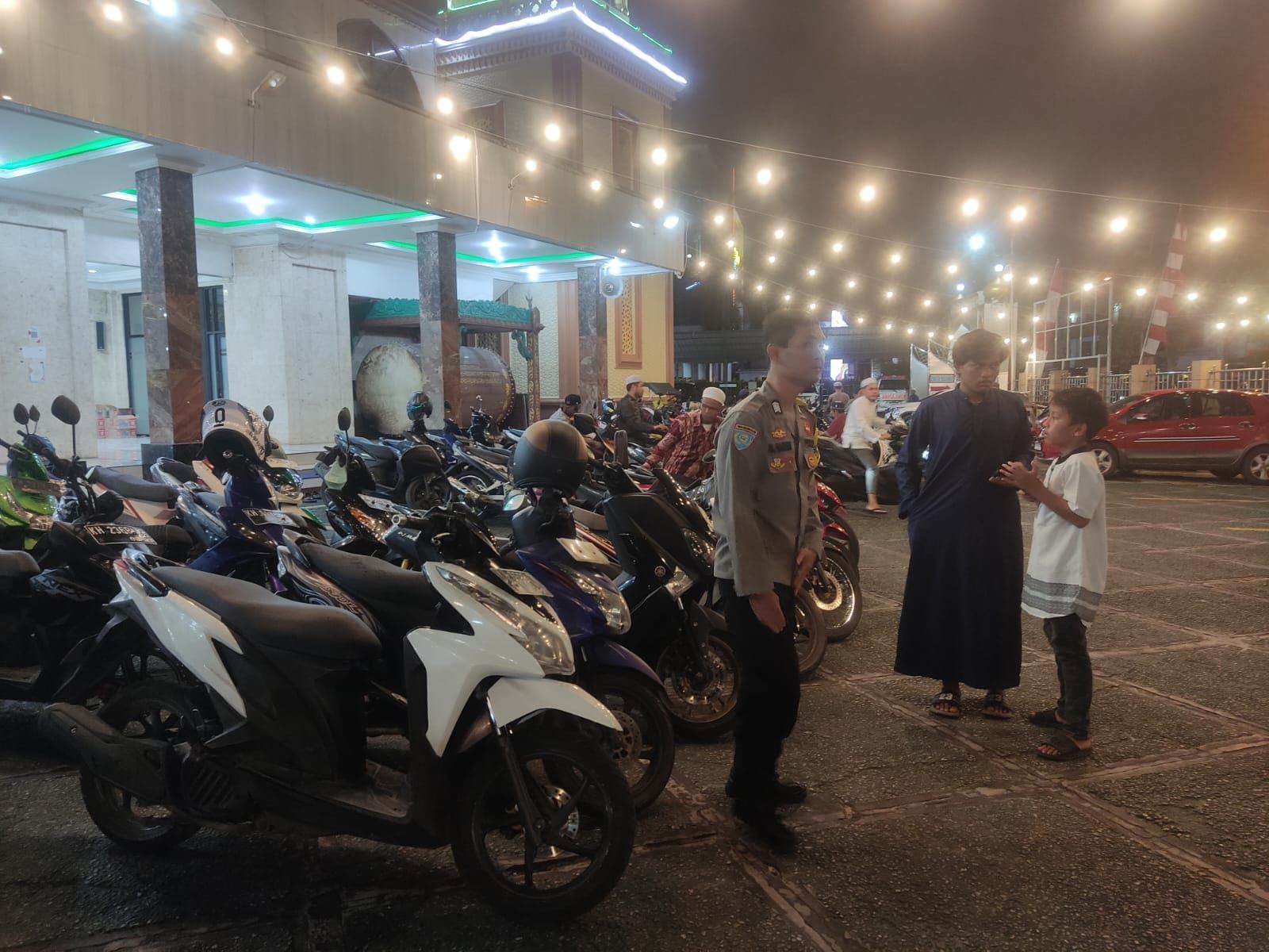 Polresta Palangka Raya Jaga Keamanan Ibadah Tarawih Masjid Nurul Islam
