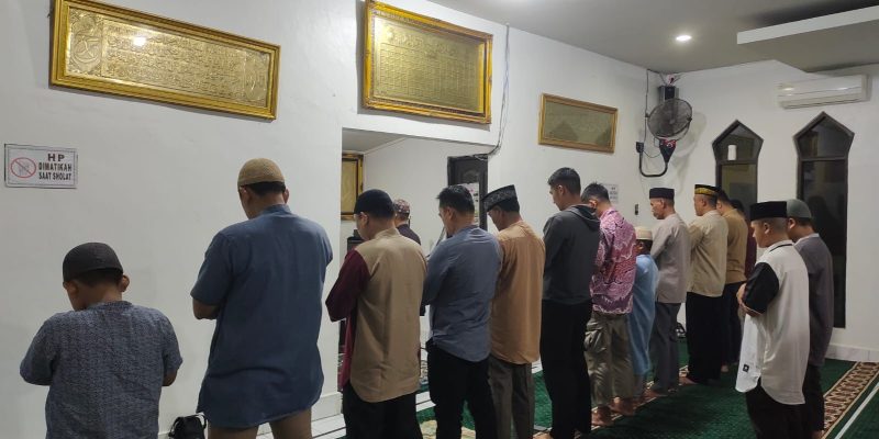 Personel Polresta Palangka Raya Salat Isya dan Tarawih Berjamaah di Musala Al-Ihsan