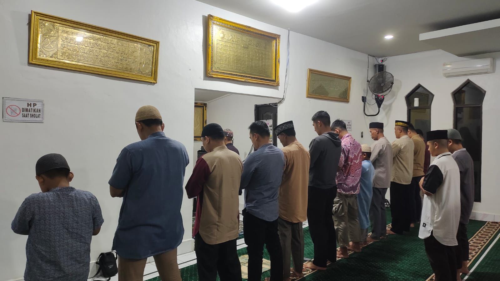 Personel Polresta Palangka Raya Salat Isya dan Tarawih Berjamaah di Musala Al-Ihsan