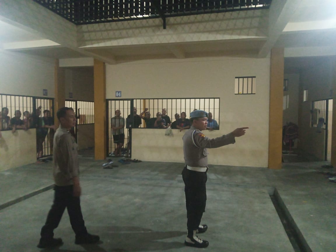Cegah Terjadinya Gangguan, Polresta Palangka Raya Cek Ruang Tahanan Mako saat Malam