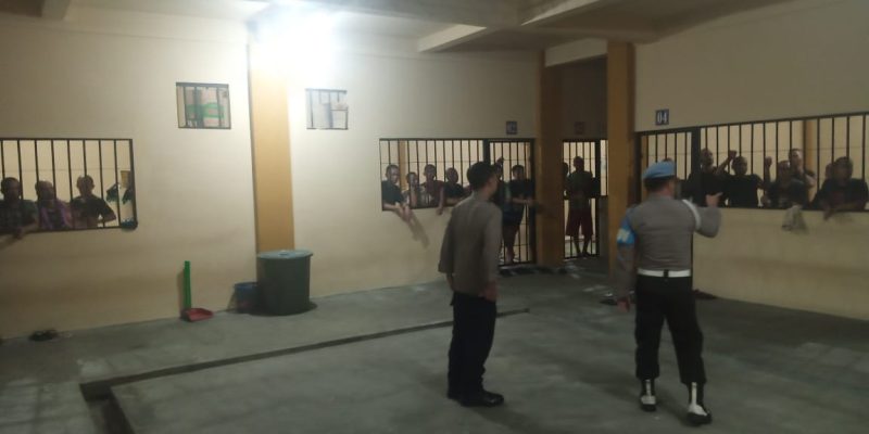 Cegah Terjadinya Gangguan, Polresta Palangka Raya Cek Ruang Tahanan Mako saat Malam
