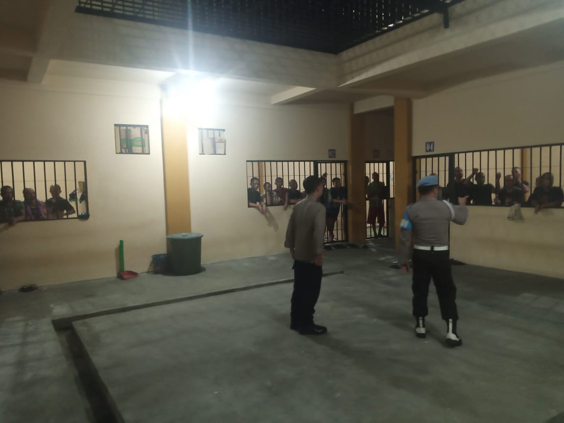 Cegah Terjadinya Gangguan, Polresta Palangka Raya Cek Ruang Tahanan Mako saat Malam