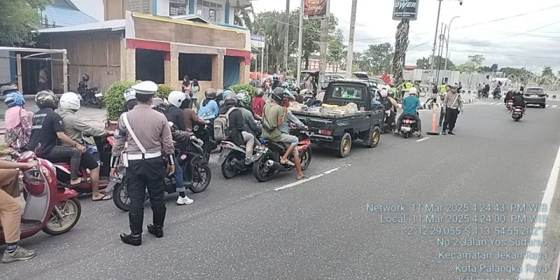 Bantu Kelancaran Pembagian Takjil, Satlantas Polresta Palangka Raya Lakukan Pengaturan Arus Lalin
