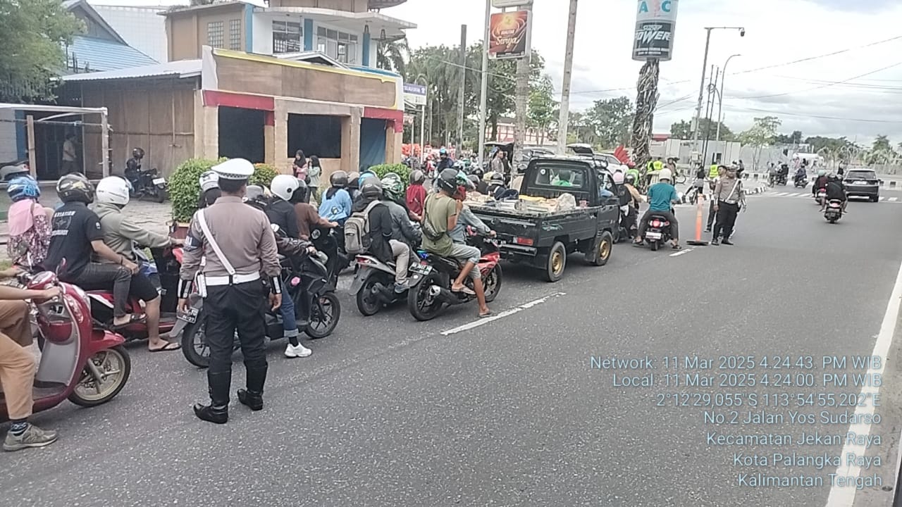 Bantu Kelancaran Pembagian Takjil, Satlantas Polresta Palangka Raya Lakukan Pengaturan Arus Lalin