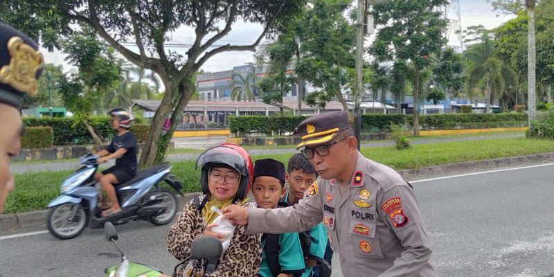 Tebar Kebaikan di Bulan Ramadhan, Polresta Palangka Raya Bagikan Takjil kepada Masyarakat