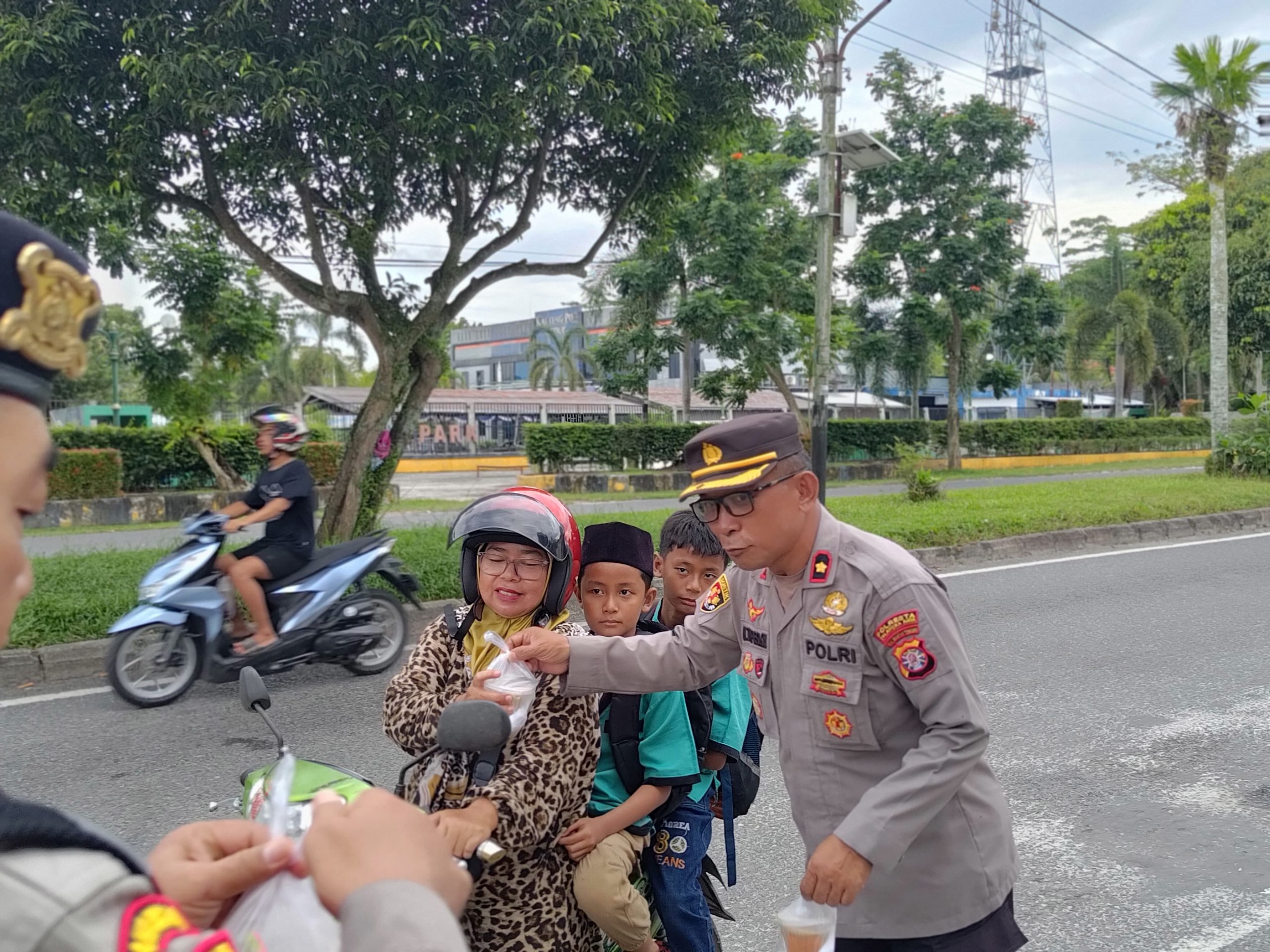 Tebar Kebaikan di Bulan Ramadhan, Polresta Palangka Raya Bagikan Takjil kepada Masyarakat